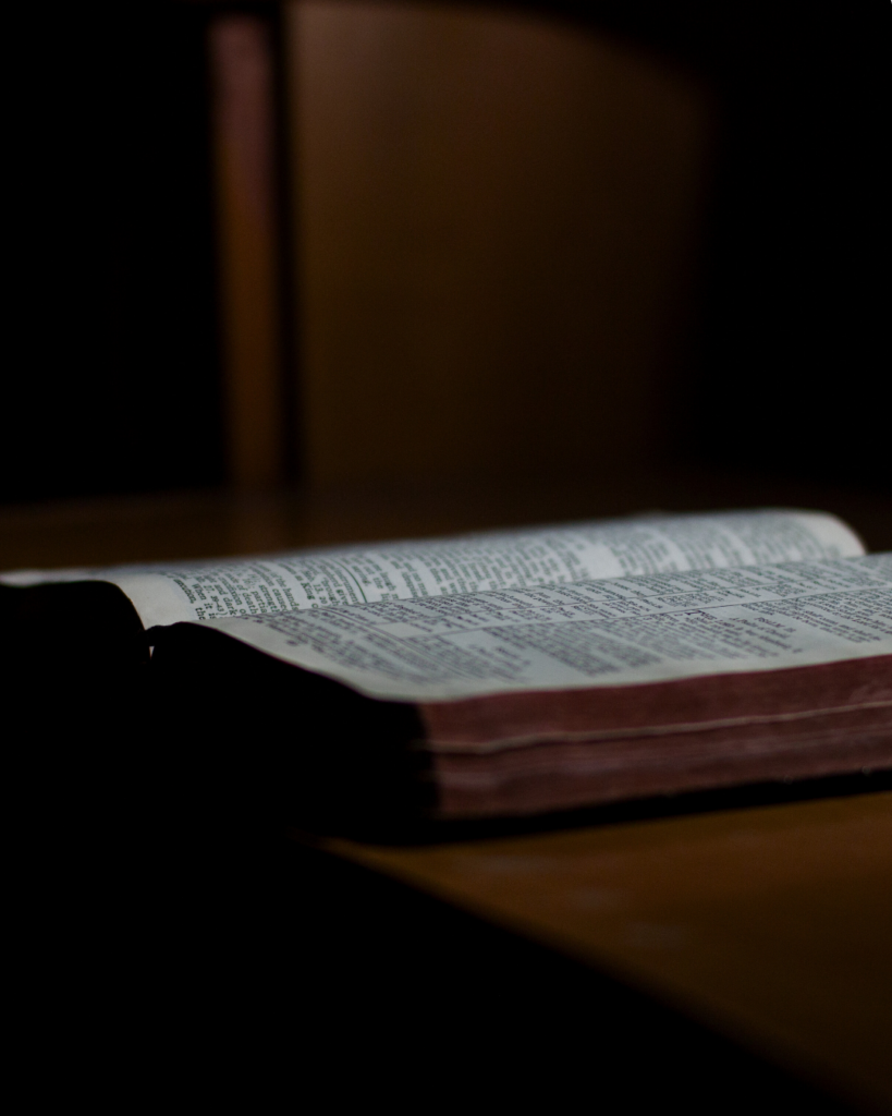 Bible ouverte sur une table pour un temps de discipulat