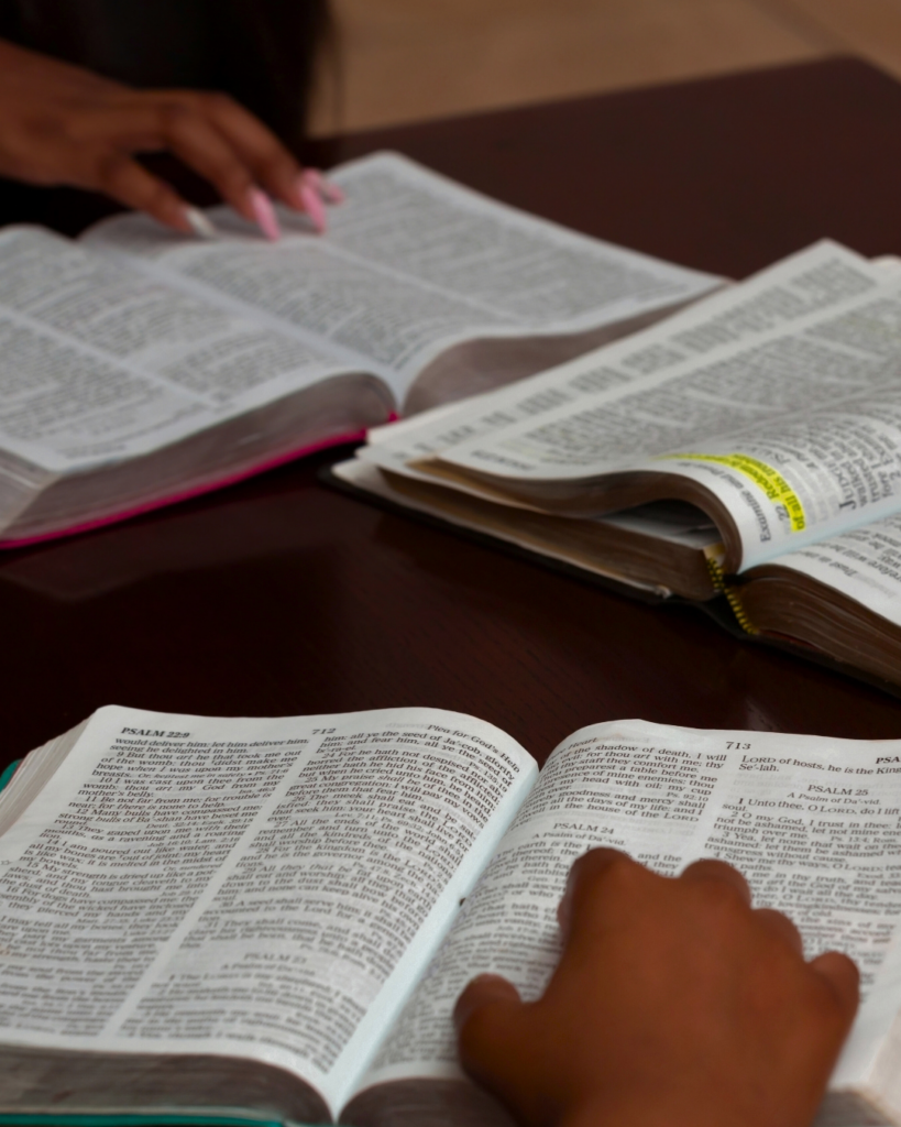 Plusieurs personnes étudient ensemble des Bibles ouvertes