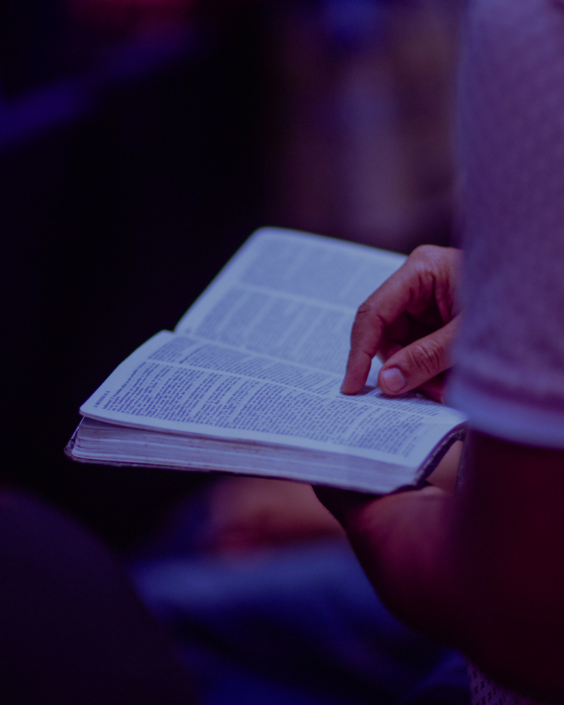 Une personne lit la Bible pendant un temps de formation chrétienne