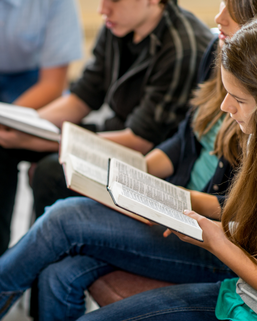 Groupe de jeunes lisant et étudiant la Bible ensemble
